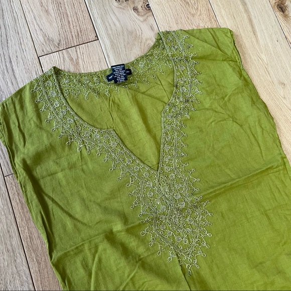 New York & company NYC green embroidered deep V neckline top blouse shirt - Picture 2 of 7